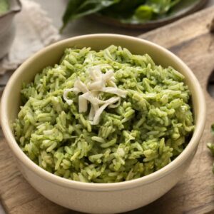 porción de arroz al pesto