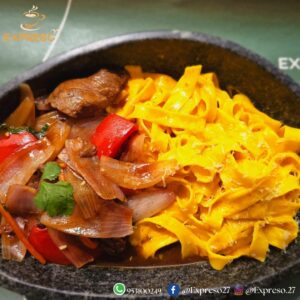 fetuccini en salsa huancaína al lomo