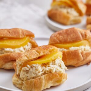 sándwich crossiant de pollo y durazno