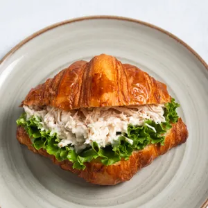 sándwich crossiant con pollo